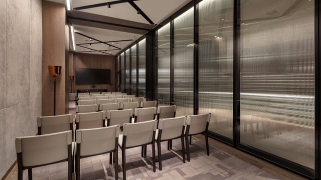 Modern meeting room at National Gallery, featuring natural light for workshops and presentations.
