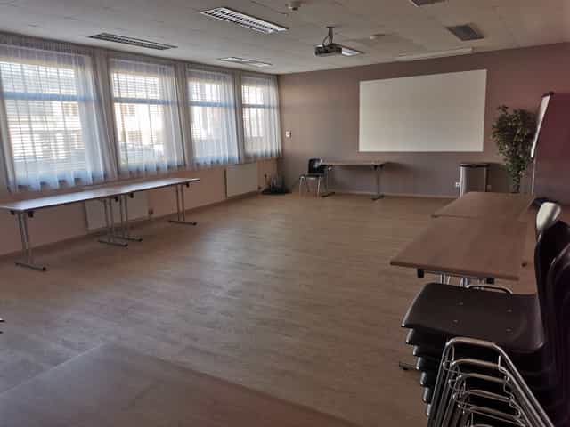 Versatile meeting space with natural light at JUFA Hotel Graz-Süd for workshops and conferences.