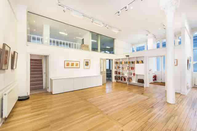 Modern event space in San Mei Gallery, perfect for meetings and gatherings.