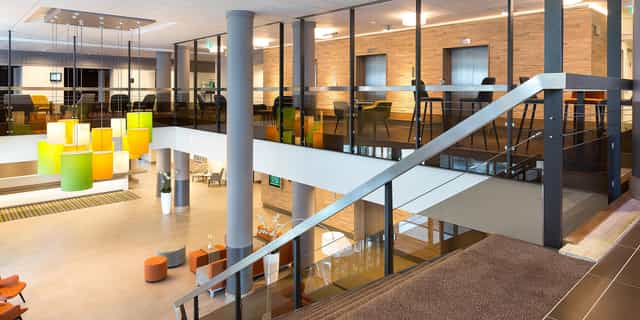 Modern meeting space at Holiday Inn Amsterdam Zuidas, ideal for networking events.