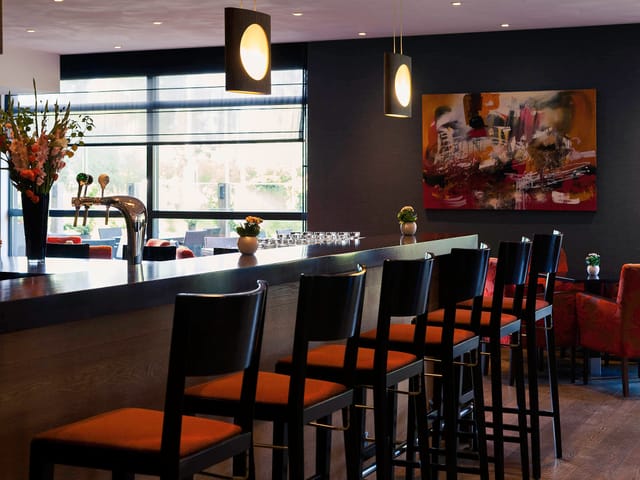 Modern bar area in Mercure Hotel Amsterdam West, perfect for networking events and gatherings.