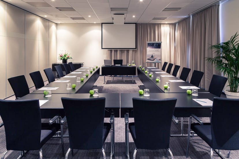 Meeting room at Mercure Hotel Amsterdam West with U-shaped table for workshops.