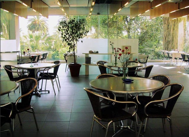 Modern dining space with large windows, ideal for meetings and events at Fundació Joan Miró.