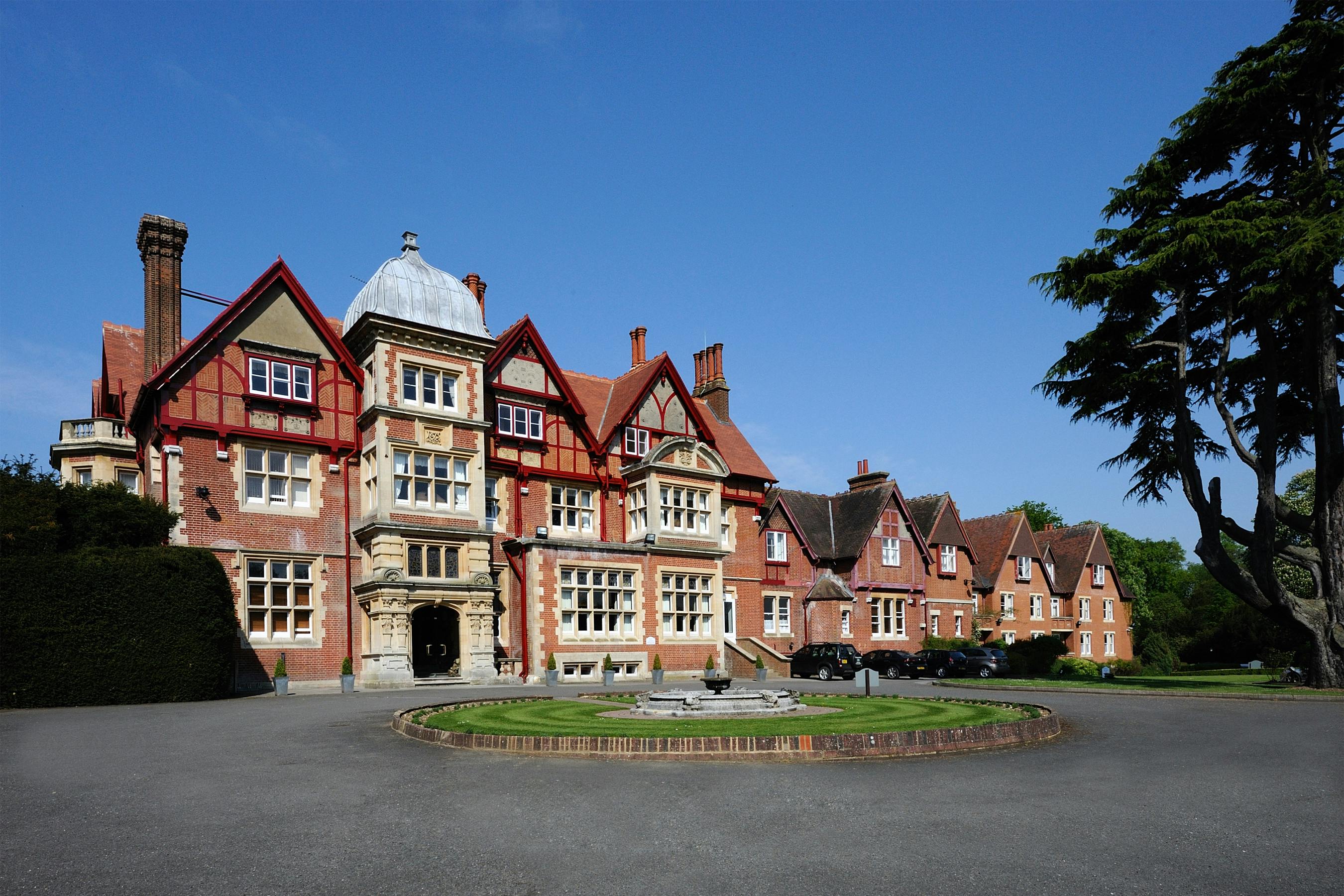Pendley Manor - Simon Suite image 1