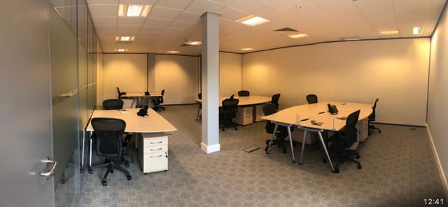 Spacious Q16 office in Qora, ideal for meetings and workshops with natural light.