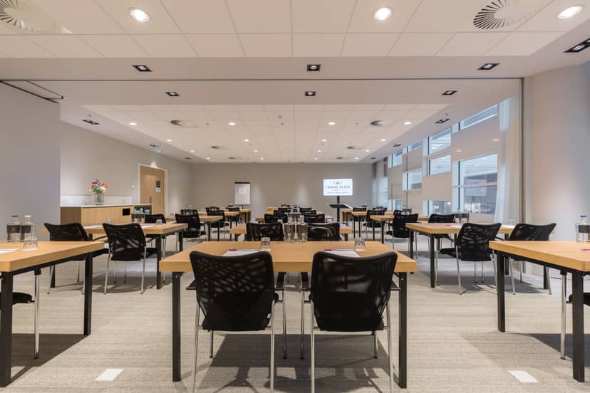 Meeting room at Crowne Plaza Utrecht with ergonomic chairs for productive events.