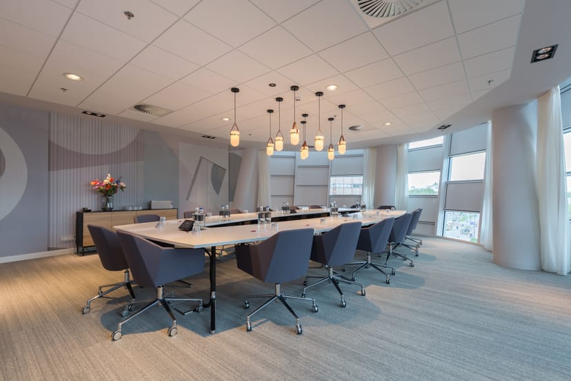 Modern boardroom with oval table at Crowne Plaza Utrecht for conferences and meetings.