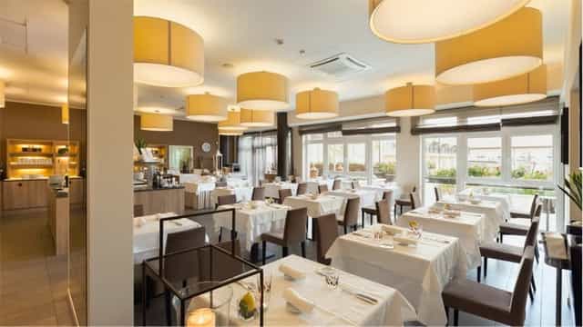 Elegant restaurant setting at Hotel Principe di Lazise for corporate events and gatherings.