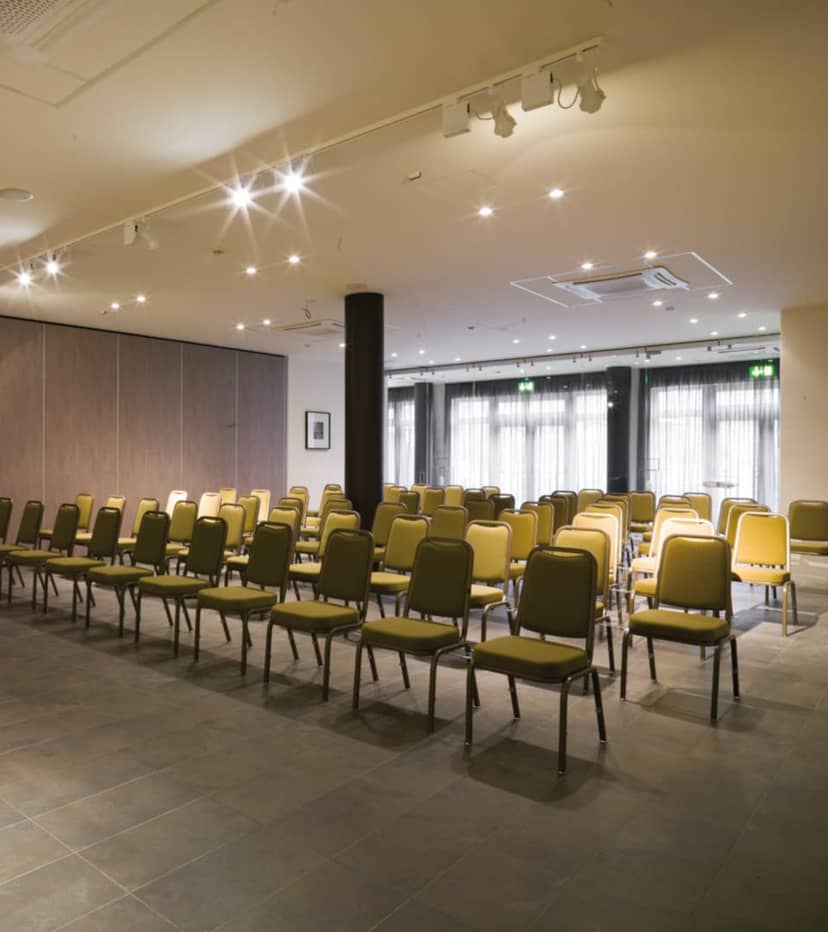 Meeting space at Hotel Principe di Lazise, ideal for presentations and seminars.