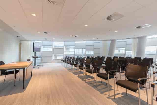 Modern meeting room with black chairs for presentations at Crowne Plaza Utrecht.