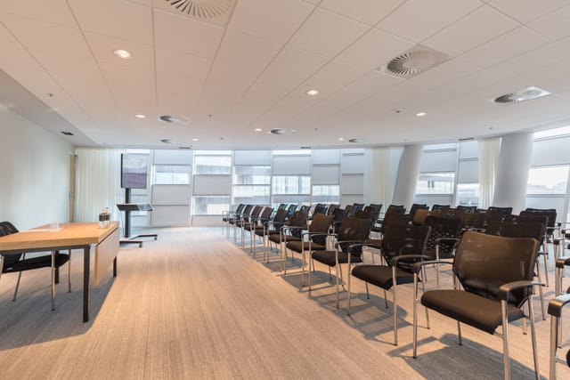Modern meeting room with black chairs for presentations at Crowne Plaza Utrecht.