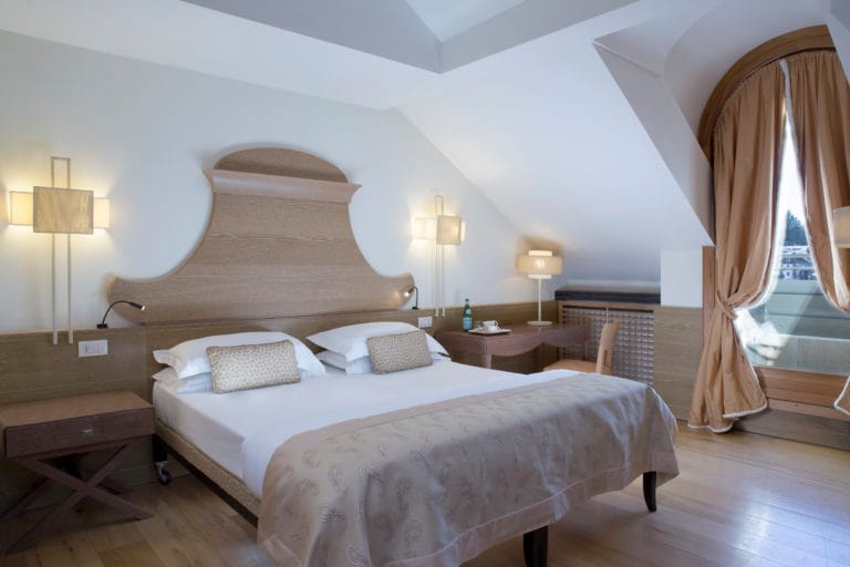 Elegant hotel room at GRAND HOTEL SAVOIA, ideal for events and meetings.