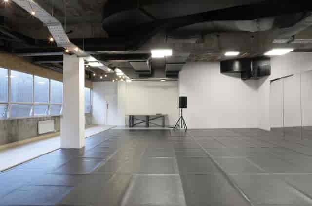 Dance studio with industrial design, ideal for workshops and social gatherings.