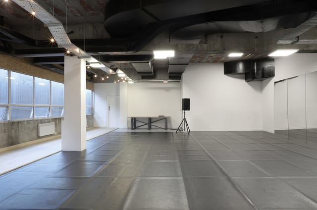 Dance studio with industrial design, ideal for workshops and social gatherings.