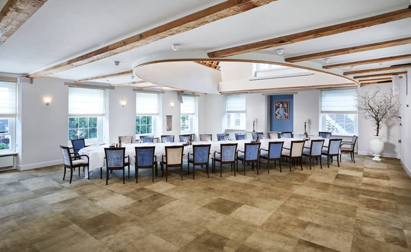 Maria van Hongarije in a modern meeting room at Grand Hotel Karel V, ideal for workshops.