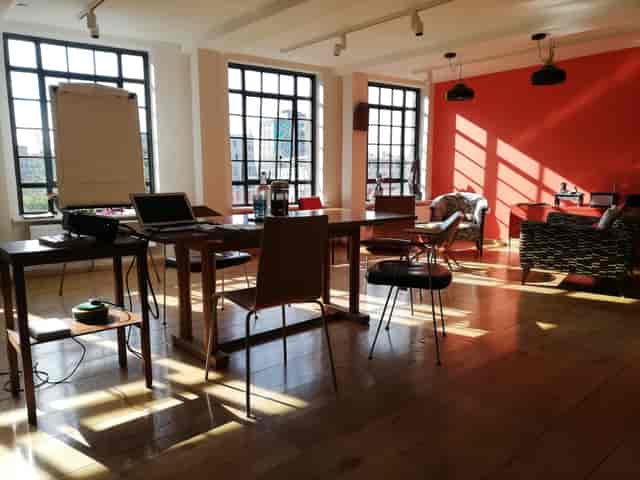 Bright modern meeting space with large windows, ideal for workshops and brainstorming sessions.