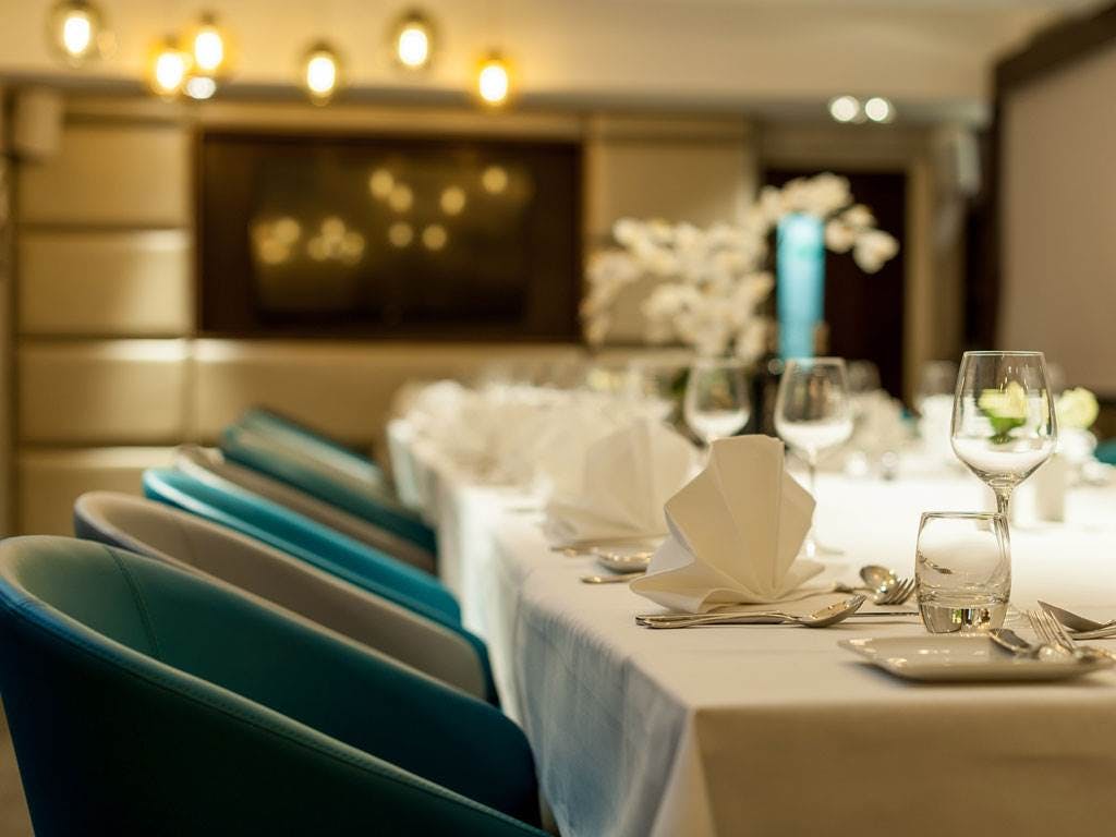 Elegant dining setup in The Serpentine Suite, Mercure London for corporate events.