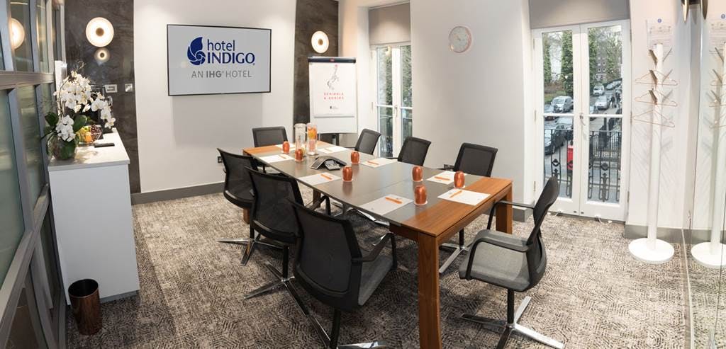 Modern meeting room in Hotel Indigo London with ergonomic chairs for workshops.