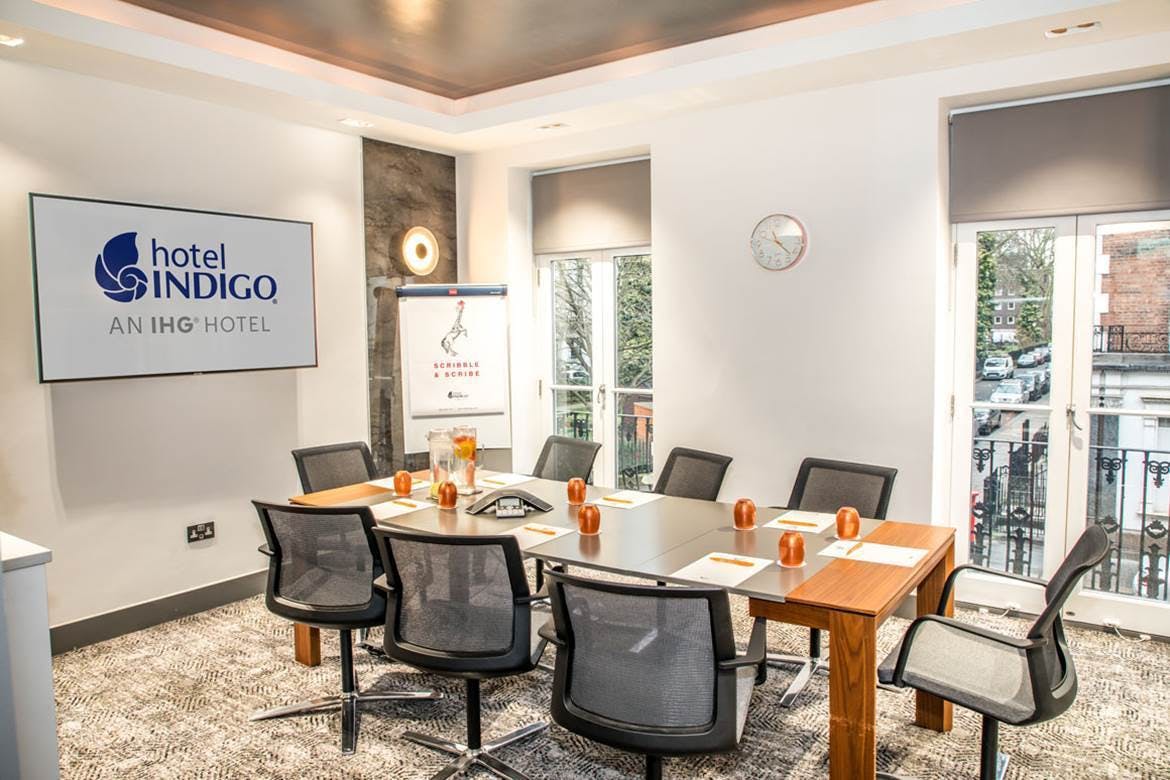 Modern meeting room in Hotel Indigo London with ergonomic chairs for corporate events.
