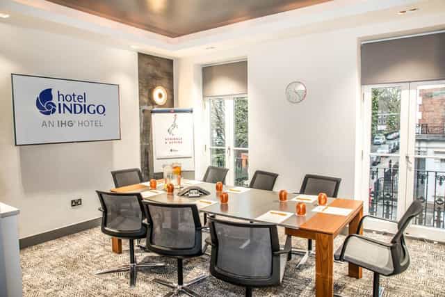 Modern meeting room in Hotel Indigo London with ergonomic chairs for corporate events.