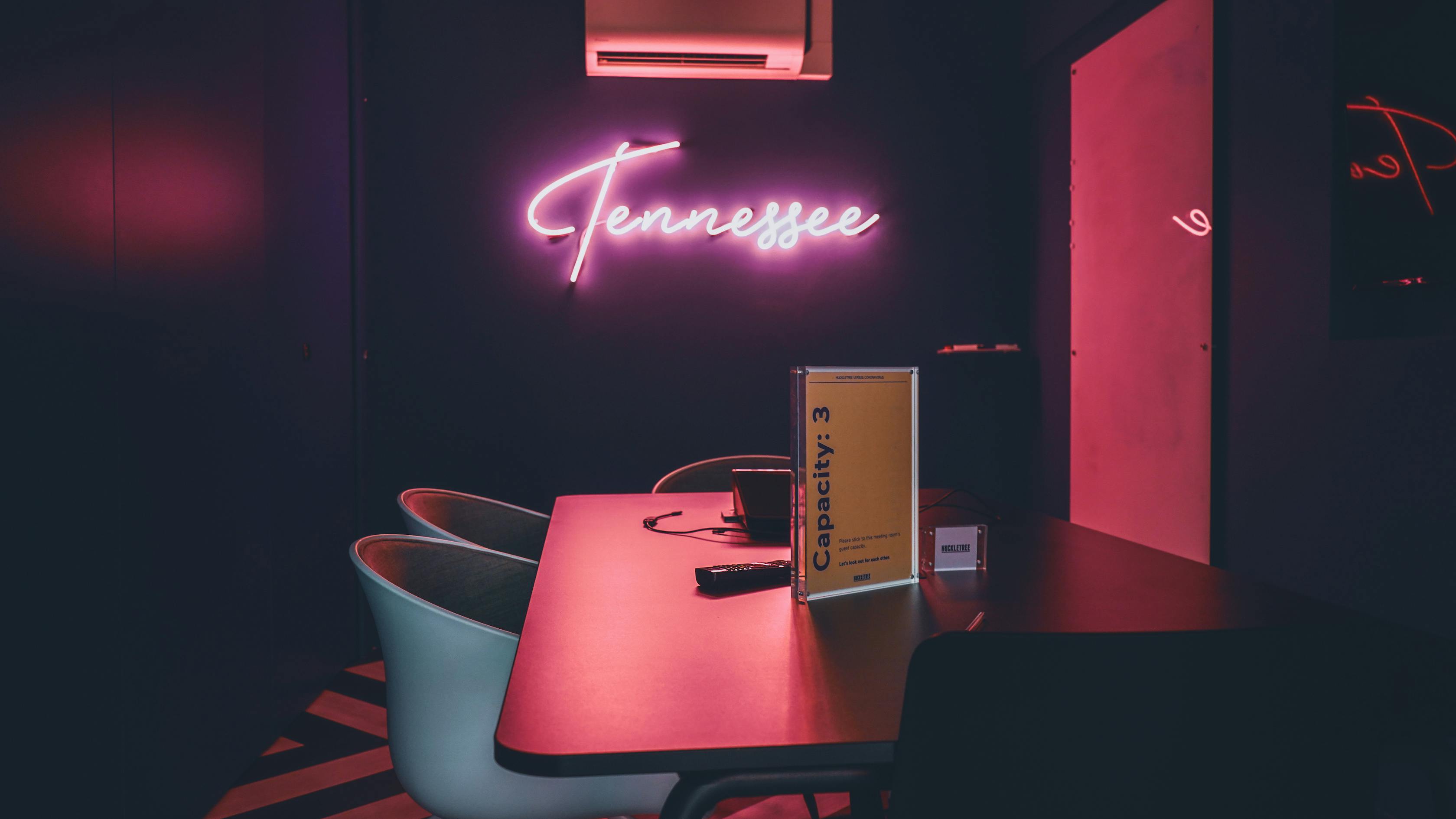 Modern meeting space in Huckletree Ancoats with stylish table, ideal for brainstorming events.