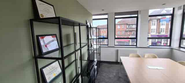 Modern Southpoint House meeting room with sleek table, ideal for professional gatherings.