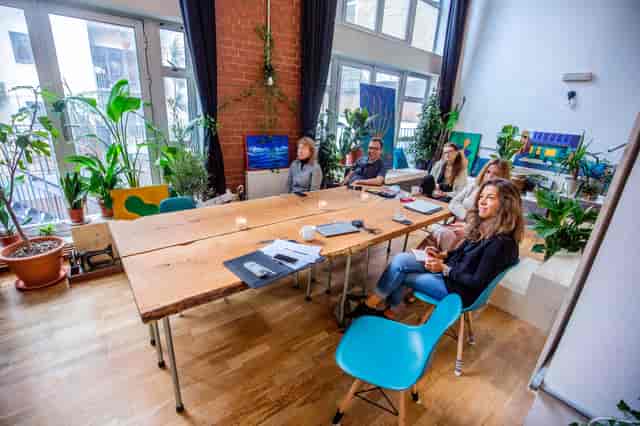 Modern meeting space on Kingsland Road with wooden table, ideal for workshops and brainstorming.