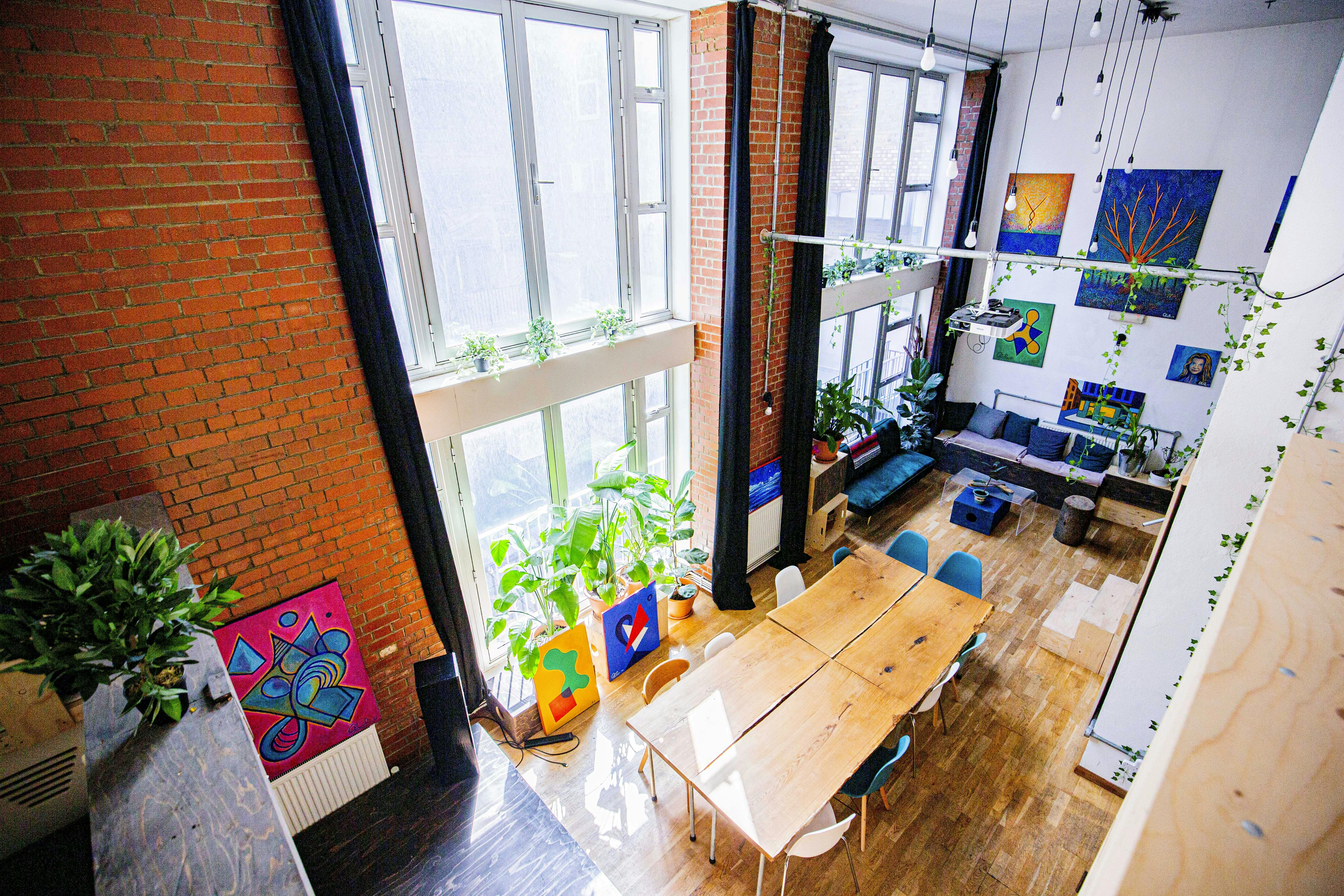 Modern meeting space with high ceilings, ideal for collaborative events and brainstorming.