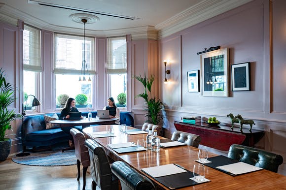 Stylish meeting room with wooden table, ideal for collaborative events in The Kensington.