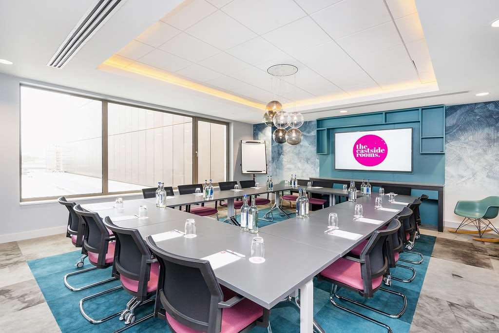 Modern meeting room with sleek table, ideal for workshops and strategic meetings.