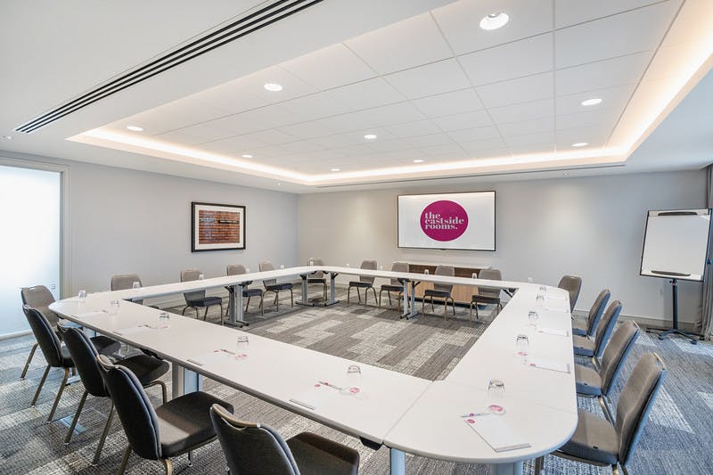 U-shaped meeting room with natural light, ideal for conferences and collaborative discussions.