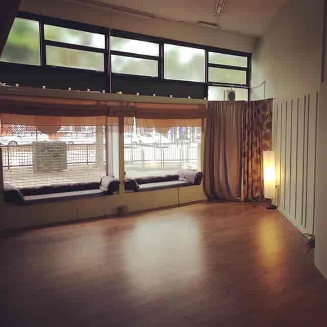 Versatile event space with natural light, ideal for workshops and intimate gatherings.