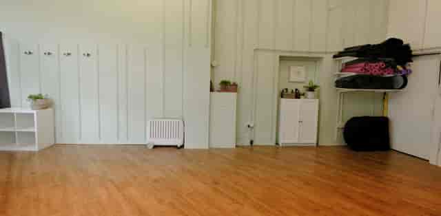 Versatile Zenw2 Studio event space with light green walls, perfect for workshops and gatherings.