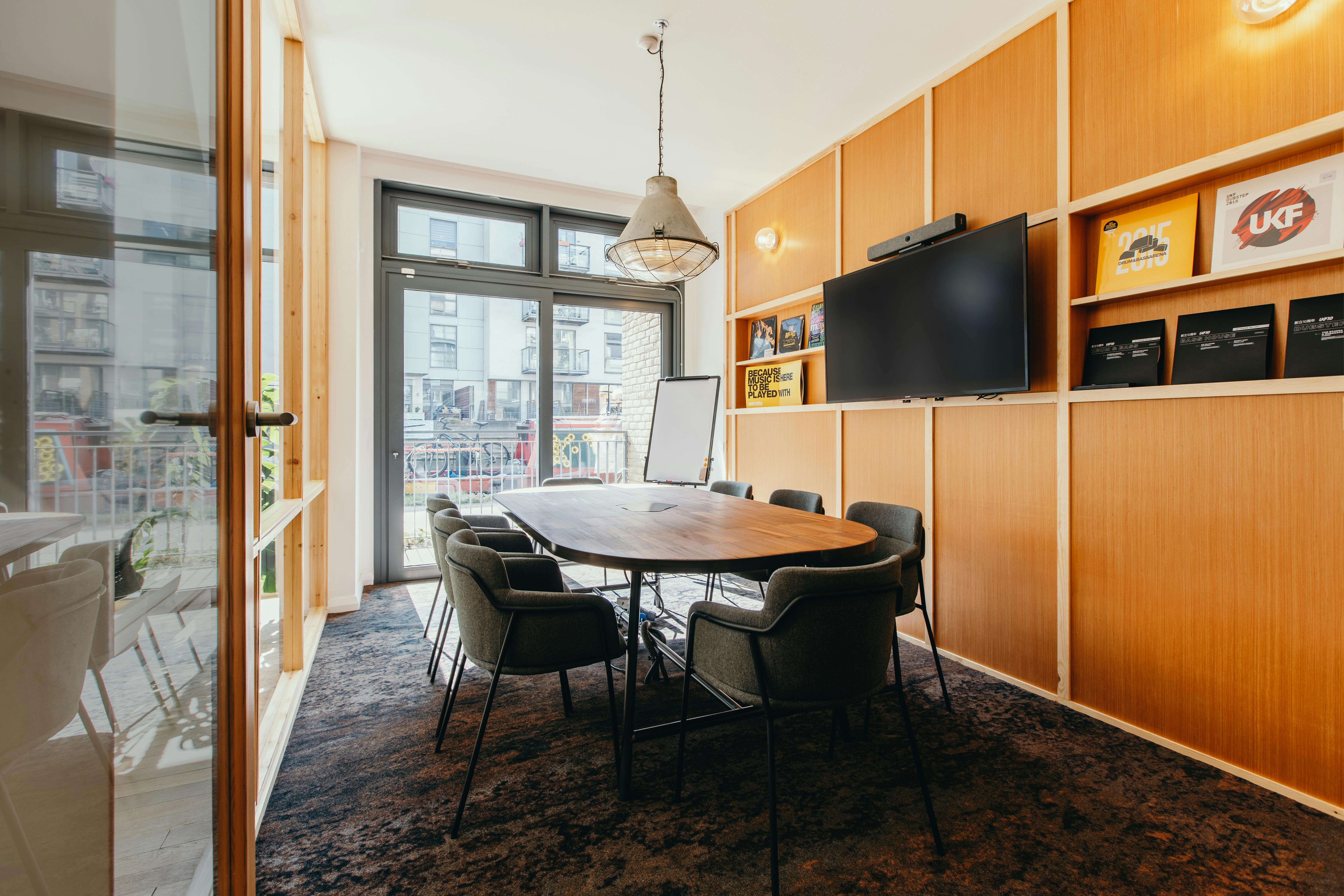 Modern meeting room with round table, ideal for brainstorming and strategic sessions.