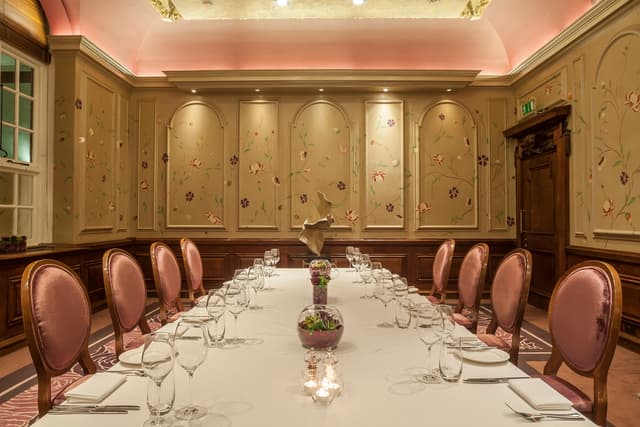 The Roseate, Reading