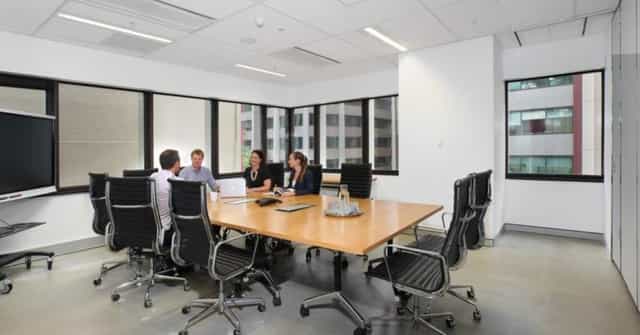 Modern conference room with large table, ideal for meetings and brainstorming sessions.