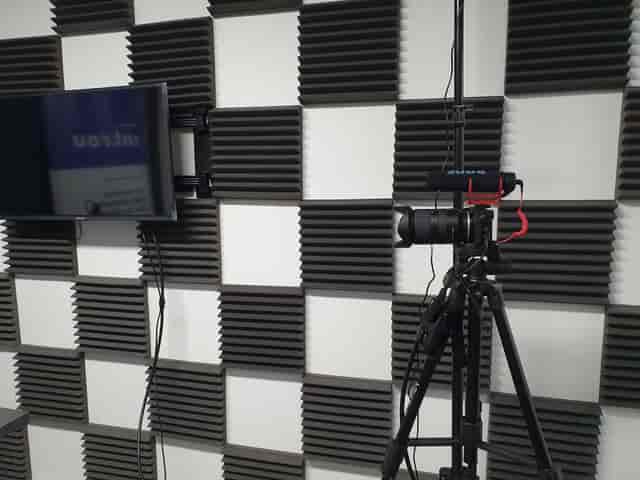 Charles et Danes Podcast room with mounted TV, ideal for hybrid events and meetings.