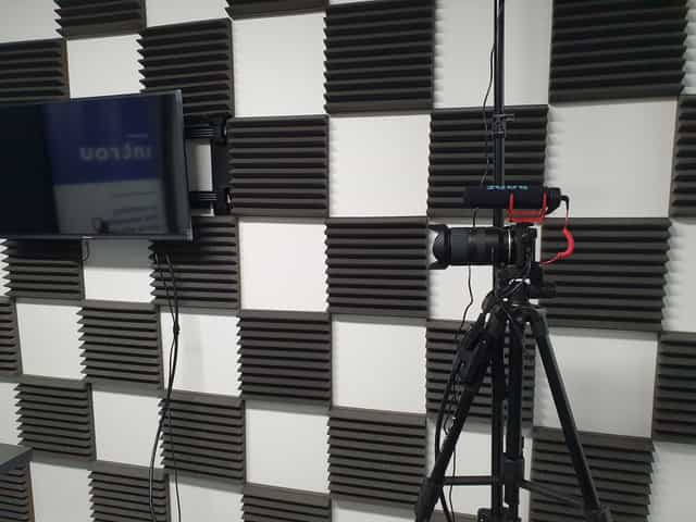 Charles et Danes Podcast room with mounted TV, ideal for hybrid events and meetings.