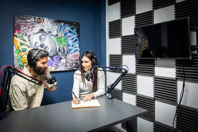 Charles et Danes Podcast room