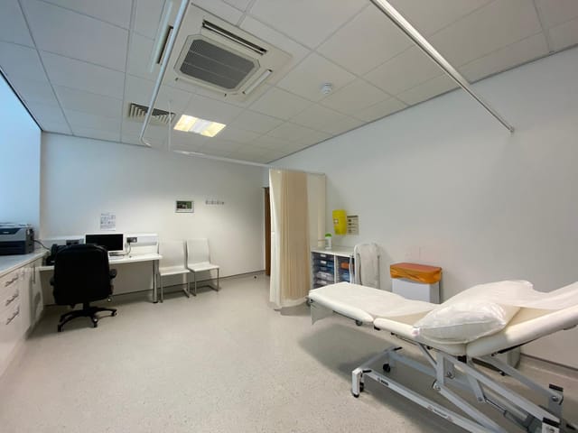 Medical examination room for hire in Pall Mall, ideal for health workshops and meetings.