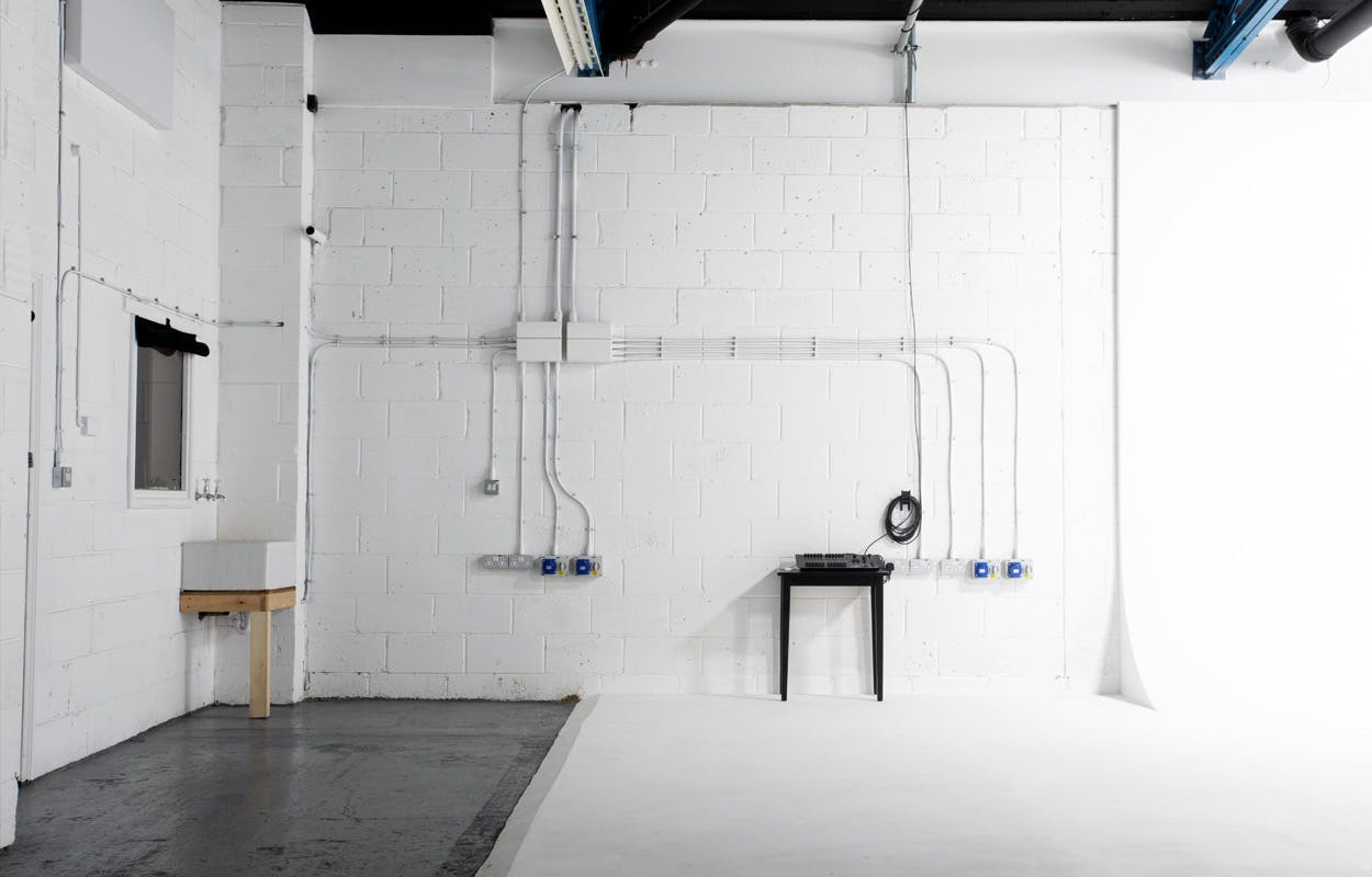 Minimalist event space in Klatch Studio with natural light, ideal for workshops and launches.