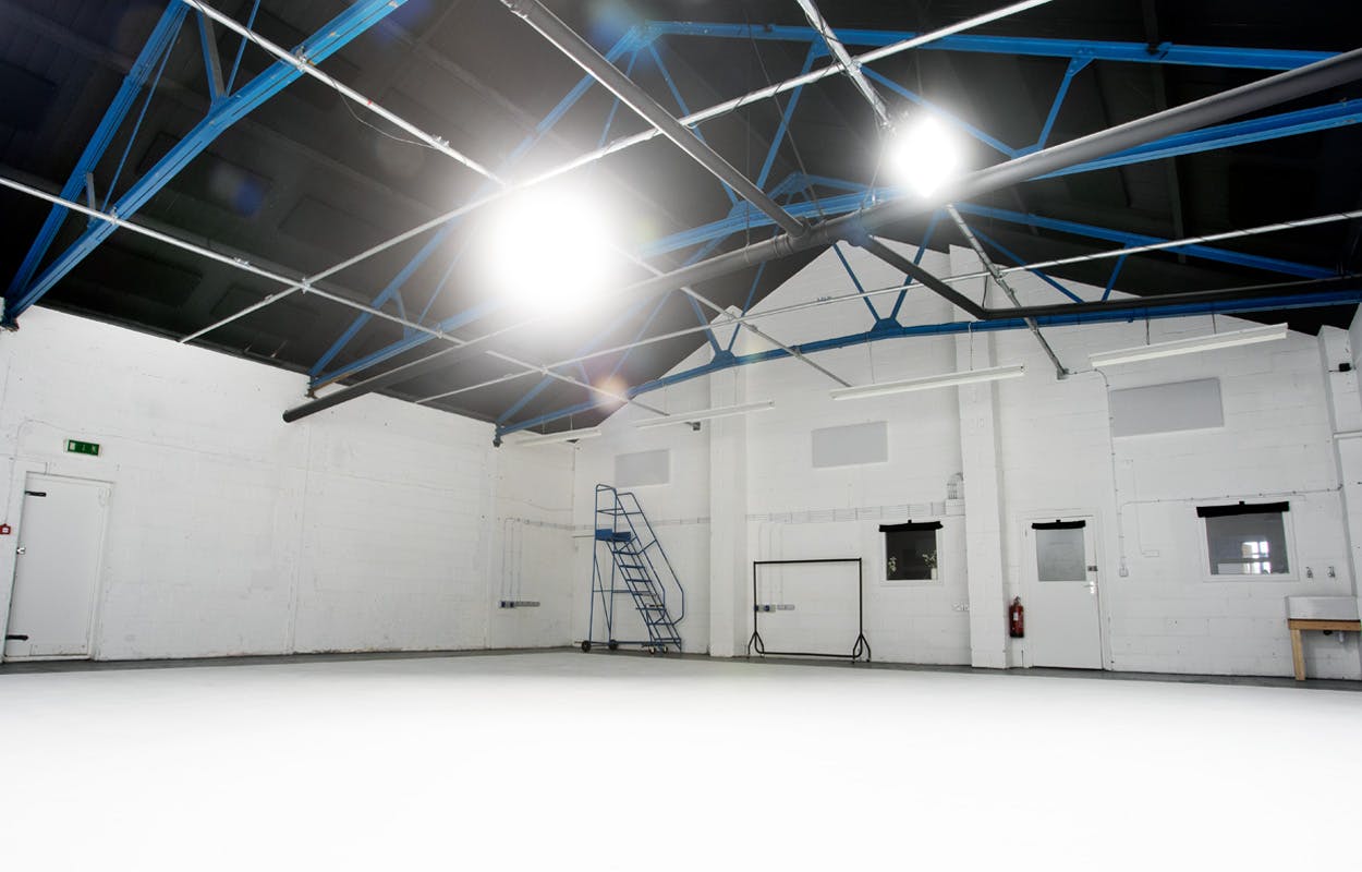 Spacious event venue with high ceilings, ideal for meetings and workshops in Klatch Studio.
