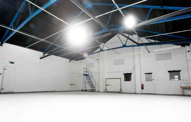 Spacious event venue with high ceilings, ideal for meetings and workshops in Klatch Studio.