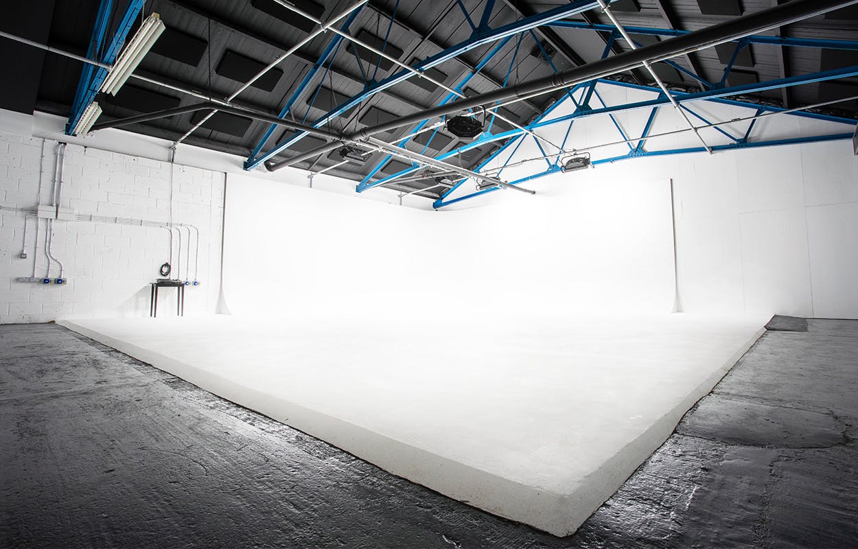 Versatile minimalist event space with high ceilings at Klatch Studio, perfect for workshops.