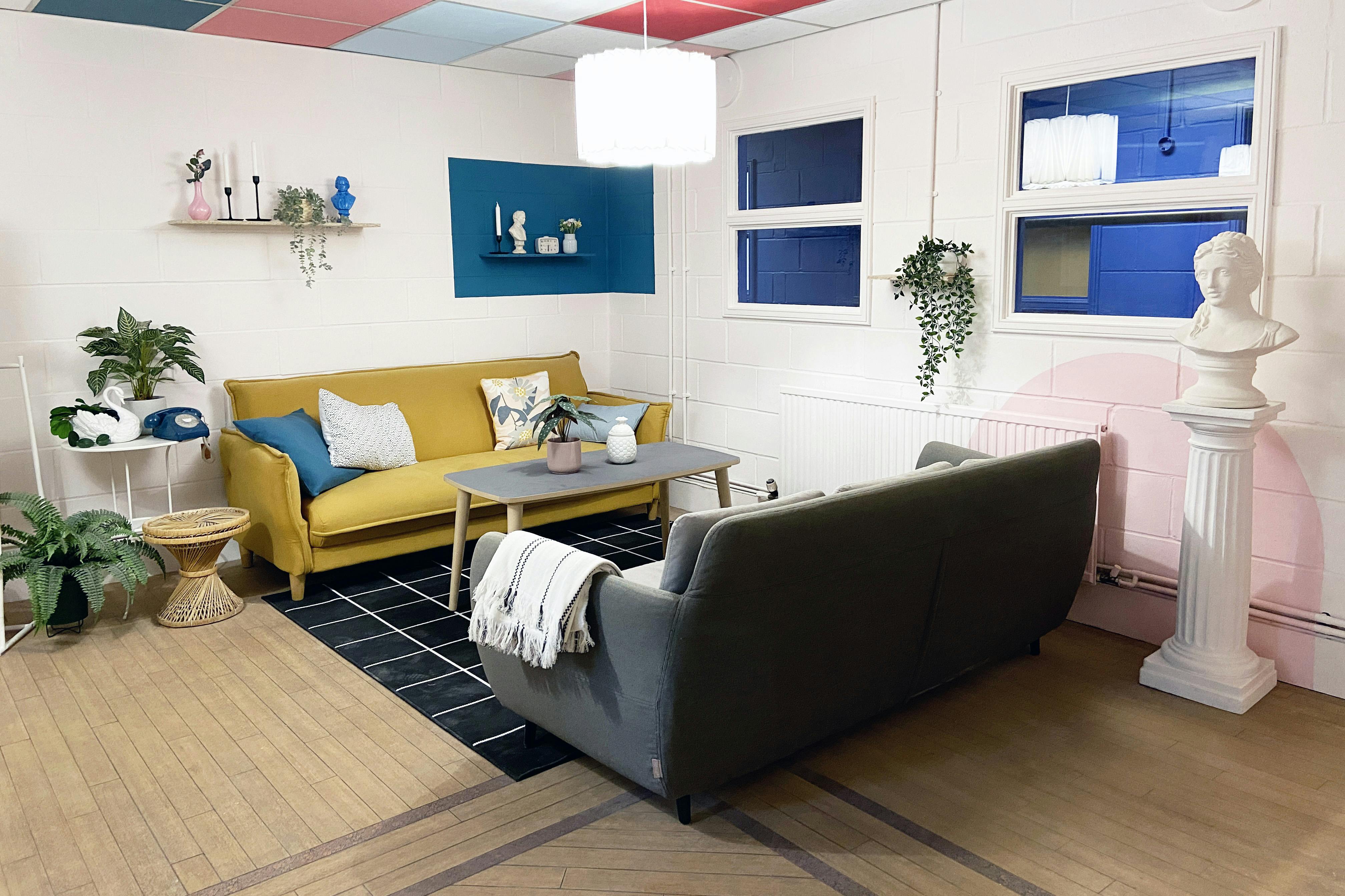 Cozy Green Room in Klatch Studio, perfect for informal meetings and brainstorming sessions.