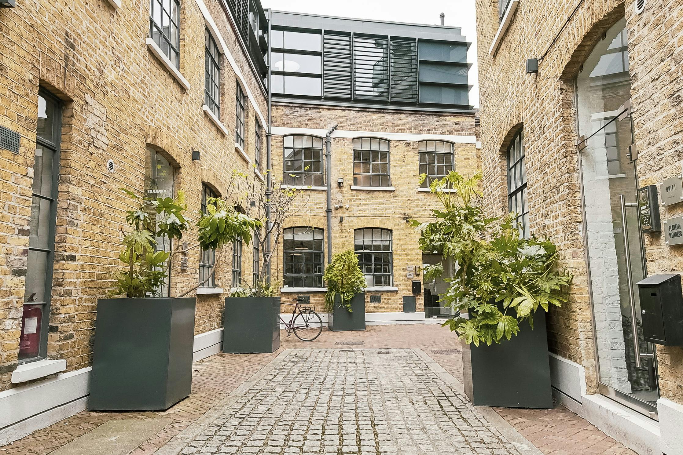 Charming urban courtyard at FOMO Studios for outdoor networking events and gatherings.