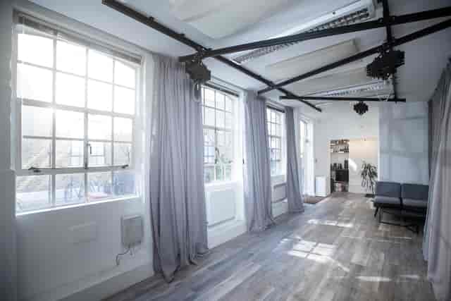 Bright event space with large windows, ideal for meetings and workshops at FOMO Studios.