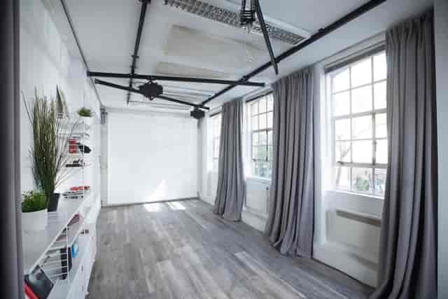 Versatile FOMO Studios event space with natural light, ideal for meetings and workshops.