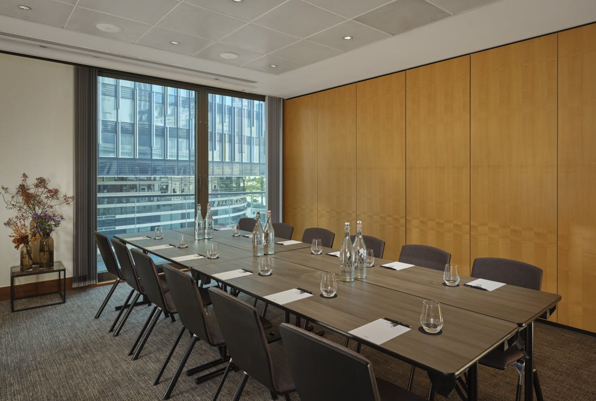 Park Plaza County Hall - Putney image 1
