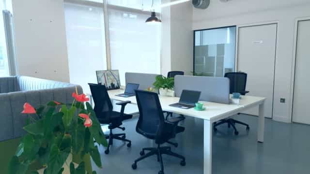 Modern desk hire space in Kingsland Hub, featuring ergonomic workstations for workshops.